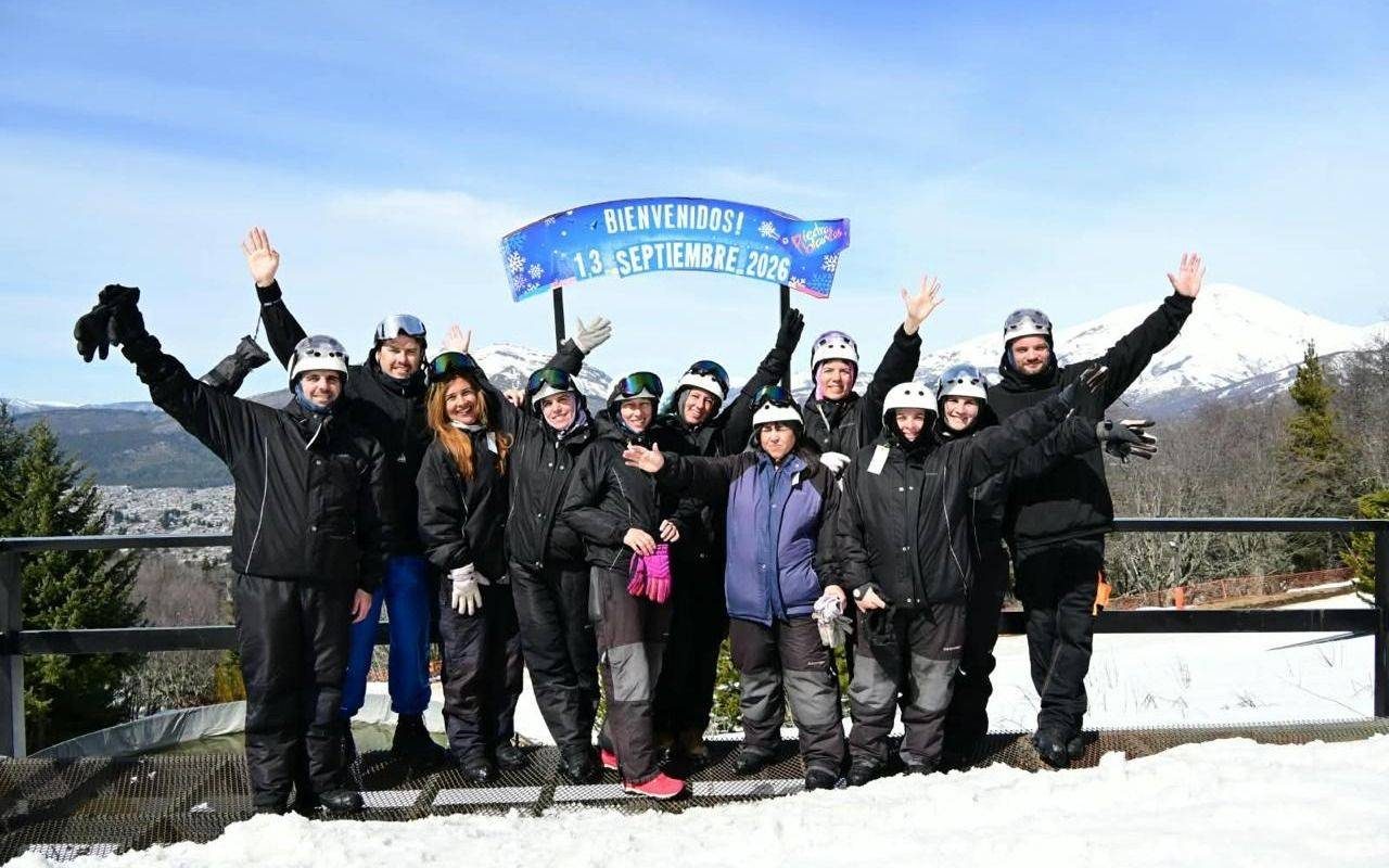 La promo 96 debajo del cartel de bienvenida del cerro, con los brazos en alto
