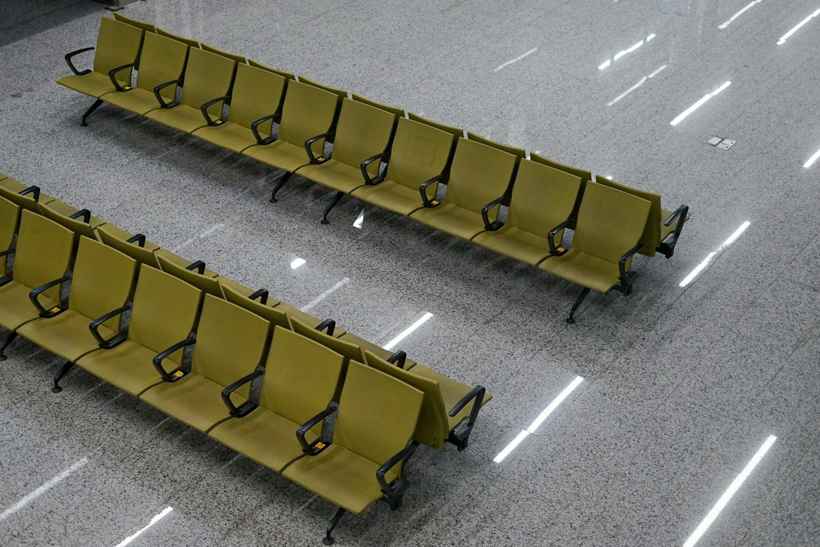 Sala de espera vacía en un aeropuerto