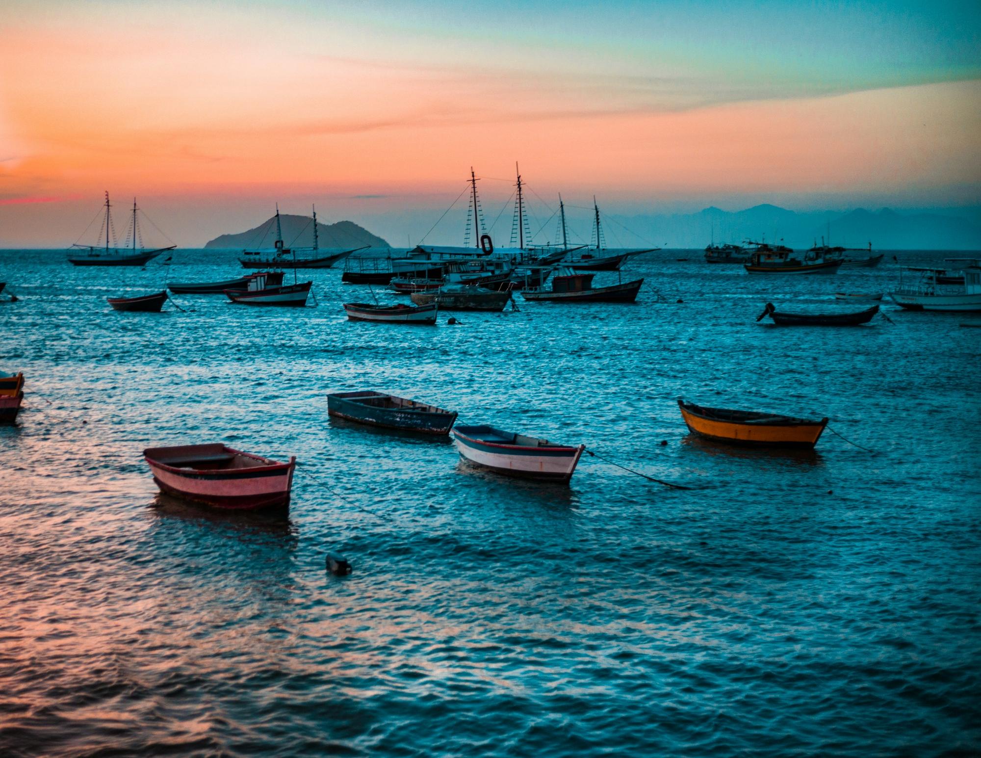 Botes de pescadores al atardecer en la bahía de Búzios