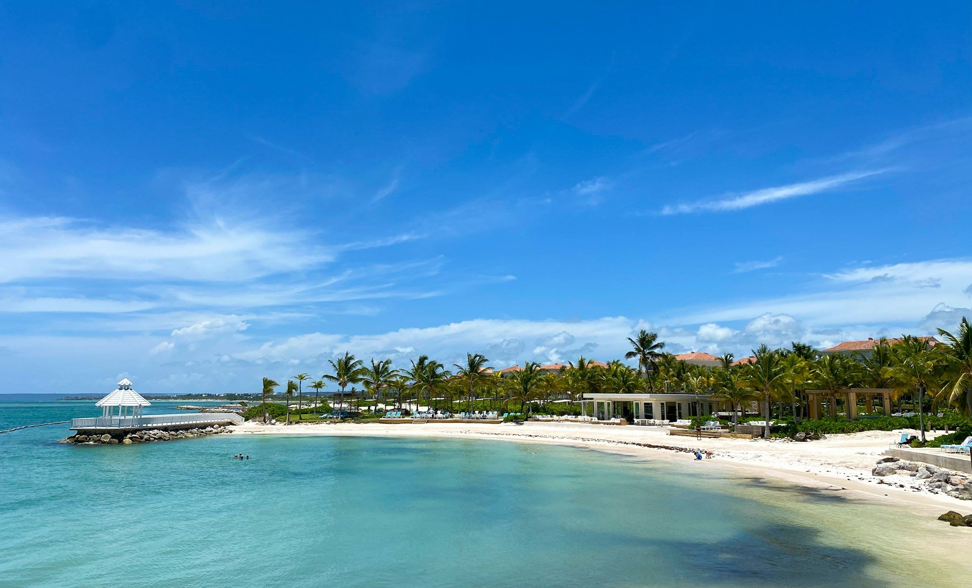 Playa de arena blanca con palmeras en Punta Cana