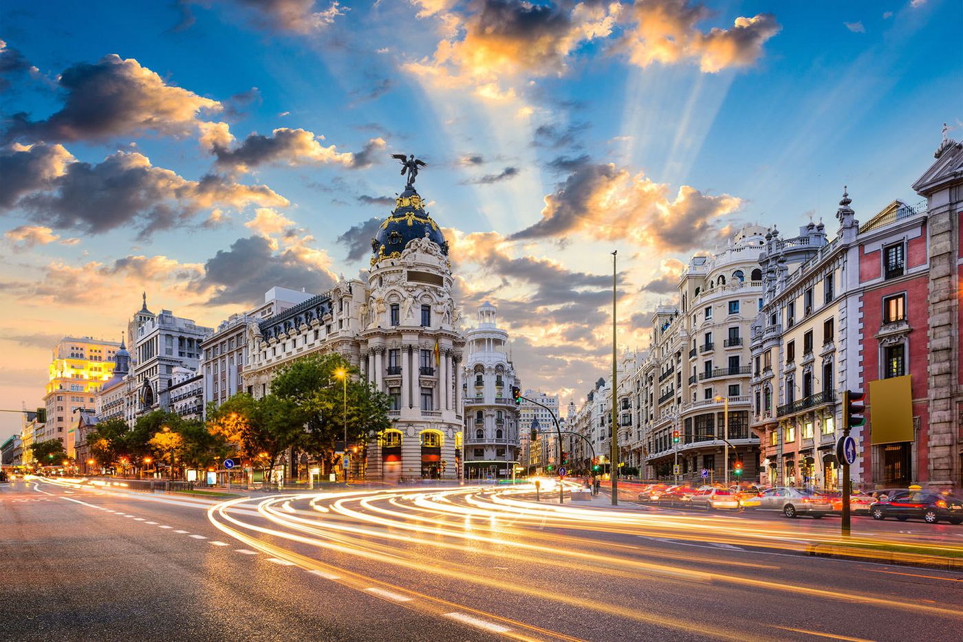 Gran Vía de Madrid al atardecer