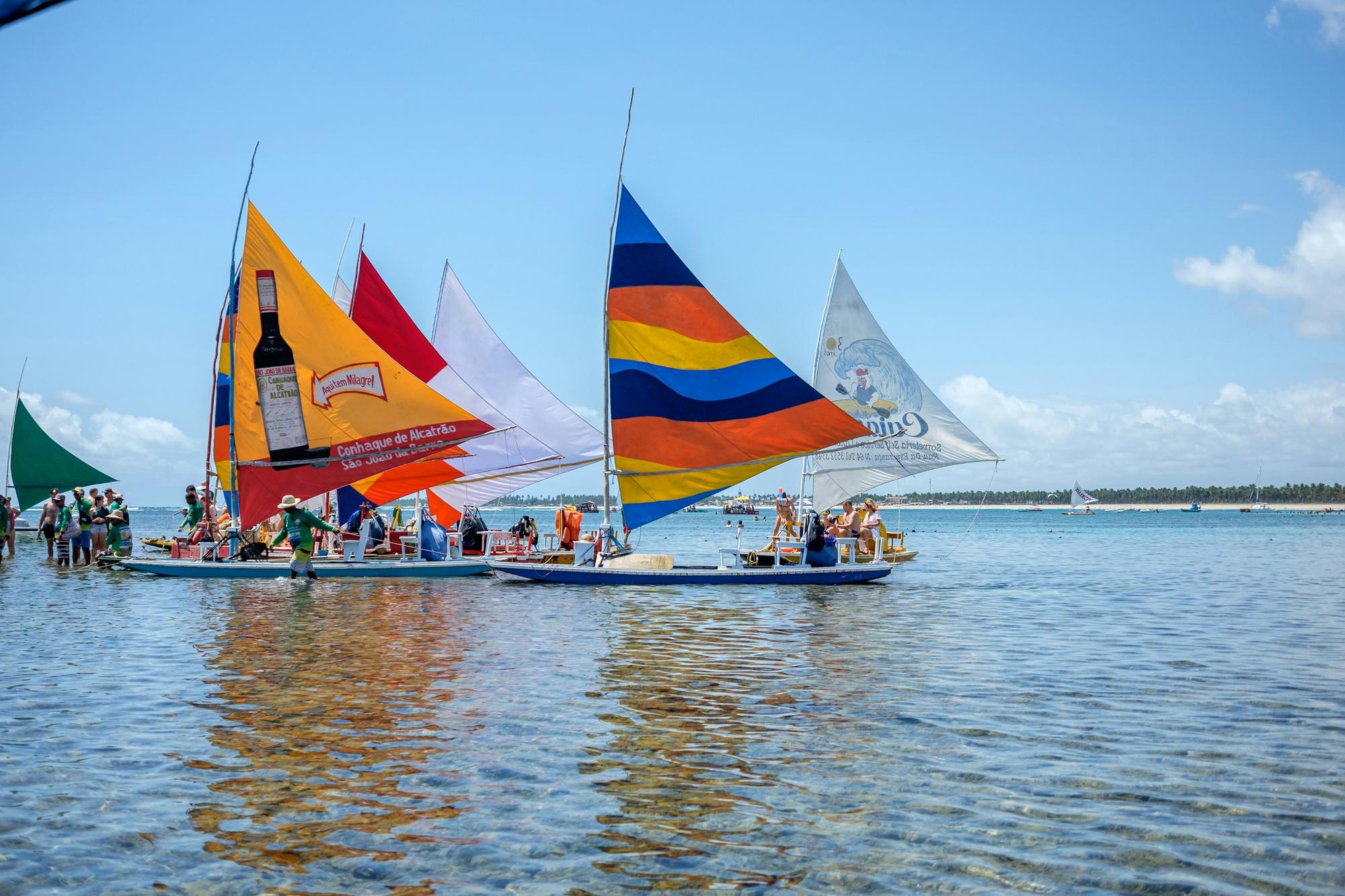 Jangadas de colores sobre las piscinas naturales de Porto de Galinhas