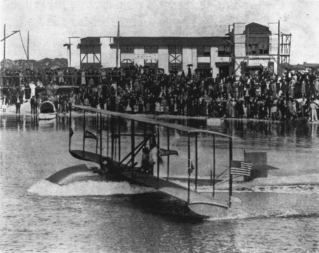 El hidroavión de Tony Jannus despega en St. Petersburg ante una multitud, el 1 de enero de 1914